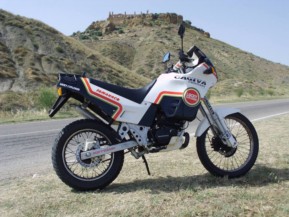 Dopo un veloce attraversamento delle province di Enna e Caltanissetta, lungo il brullo e assolato entroterra siculo (vorrei scattar foto praticamente ogni chilometro, ma ho già le batterie quasi scariche e temo che non durino per documentare la fine del Raid), punto verso il Mediterraneo (il "Terzo Mare" del Raid). Qui visito la celeberrima "Valle dei Templi" ad Agrigento, che ovviamente non è raggiungibile in moto (neanche cercando di fare i furbi e andando per sterrati, come pure ho provato a fare). Le foto sono quindi necessariamente scattate da lontano...