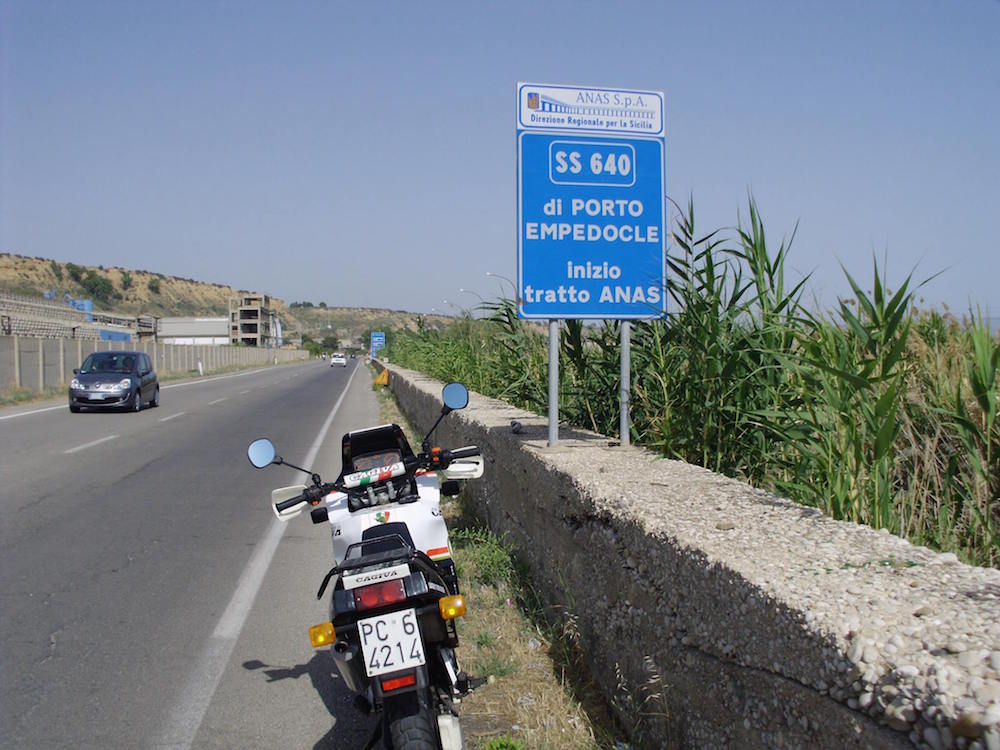 Come da Road Map, giungo sulle rive del "Mare Tre" (il Mediterraneo) nei pressi di Porto Empedocle (AG), la "città del Commissario Montalbano", e rientro alla base percorrendo il tratto mediterraneo Porto Empedocle-Gela per poi imboccare la Gela-Catania, non prima di aver gustato per strada una prelibatissima granita (prodotto tipico siciliano).