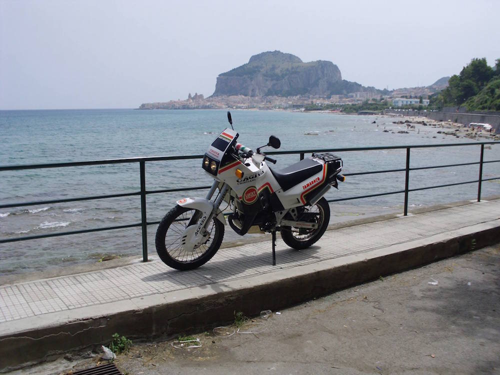 Mare Due: Tirreno. Sullo sfondo, la celebre Rocca di Cefalù (PA), purtroppo inaccessibile in moto (ci ho provato comunque, ma i custodi mi hanno visto e stavano per chiamare i CC...)
