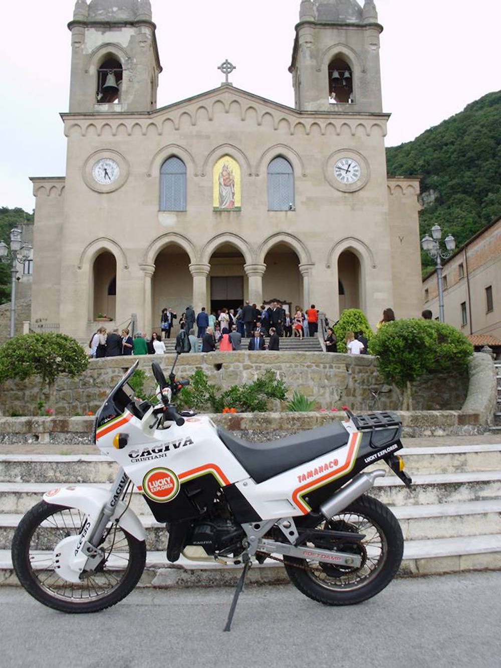 Ci vuol altro per fermarmi. Ad ogni buon conto, dopo una breve verifica delle condizioni della moto, decido di ringraziare qualcuno che da lassù deve avermela "mandata buona", e vado a visitare il Santuario di Gibilmanna, frazione di Cefalù (PA), immerso nel Parco delle Madonie... da cui proprio in quel momento uscivano due sposi novelli