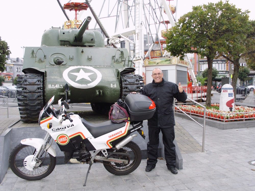 15 - Un carro armato americano Sherman ad un crocevia di Bastogne (Belgio)