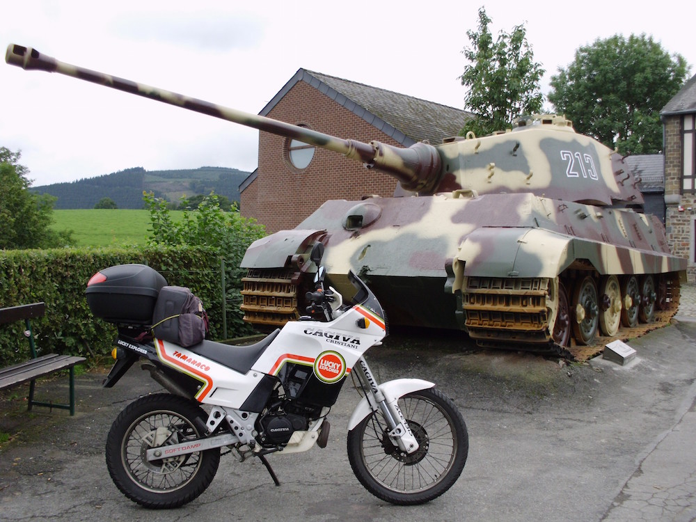 16 - Un carro tedesco Koenigstiger rimasto abbandonato dal suo equipaggio a La Gleize (Belgio)